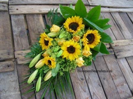 https://media.myshop.com/images/shop1508100.pictures.Rouwboeket Summer bloemen begrafenis bestellen bloemen begrafenis bezorgen.JPG